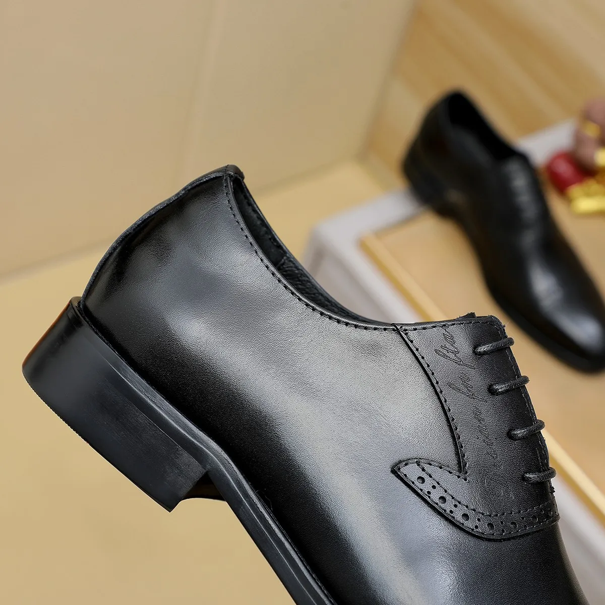 Men's shoes 💰600 💰 Louis Vuitton LV ® Autumn and Winter 🆕 models 🔛Full shoe counter First layer cowhide, 🐂Leather lined casual shoes for men, super soft outsole, a must-have for driving. Counter synchronization Original first layer cowhide Completely 1:1 mold customization 🌹Top version, color optional! Number: 38-45 (37.46. Customized)
